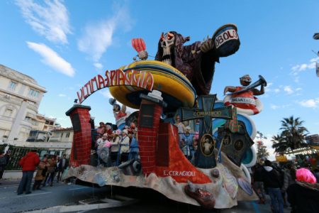 Carnevale di Viareggio al via, per i bimbi la pentolaccia Kinder - Acea APA